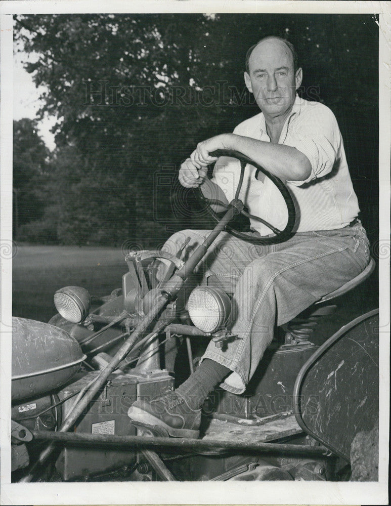 1956 Press Photo Adlai Stevenson at home before his run for President - Historic Images