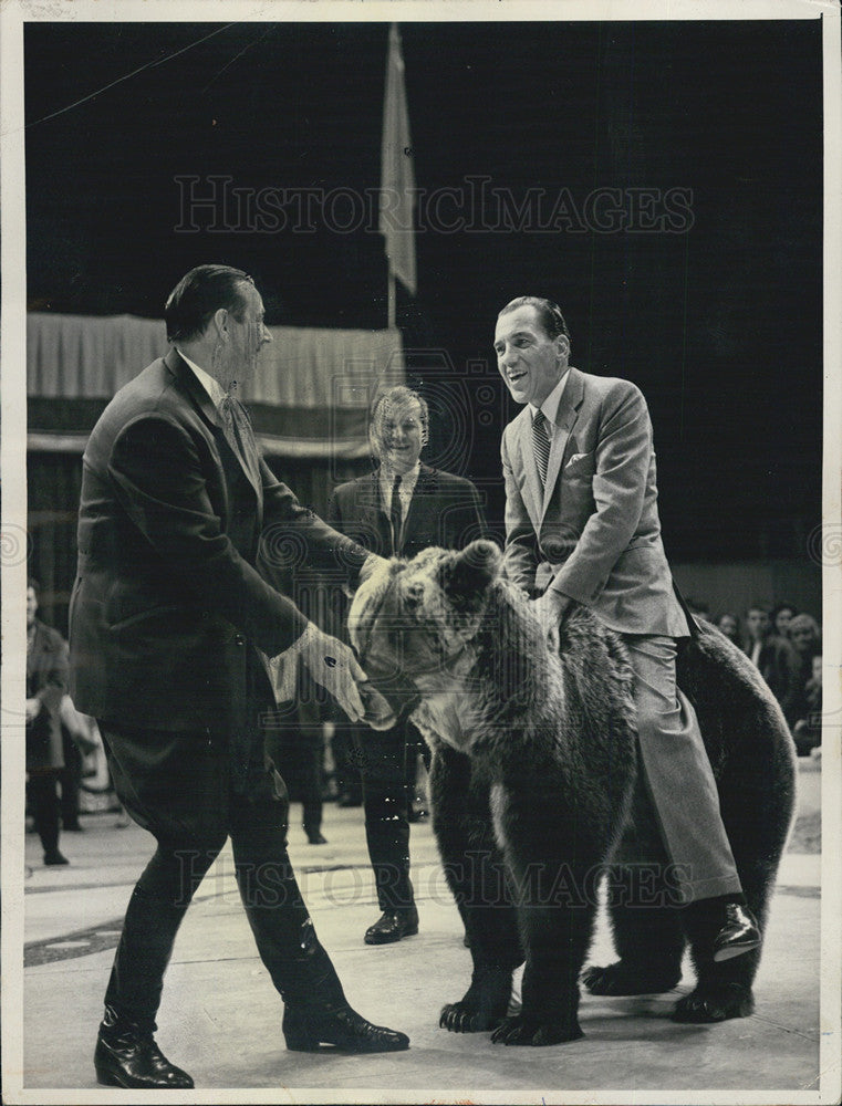 1964 Press Photo Ed Sullivan and Moscow Circus performers on his show - Historic Images