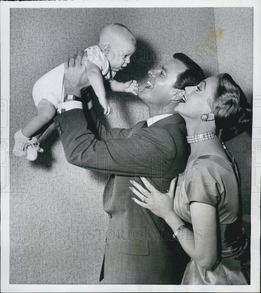 1954 Press Photo Actor Robert Sterling,wife Anne Jeffreys and baby son - Historic Images