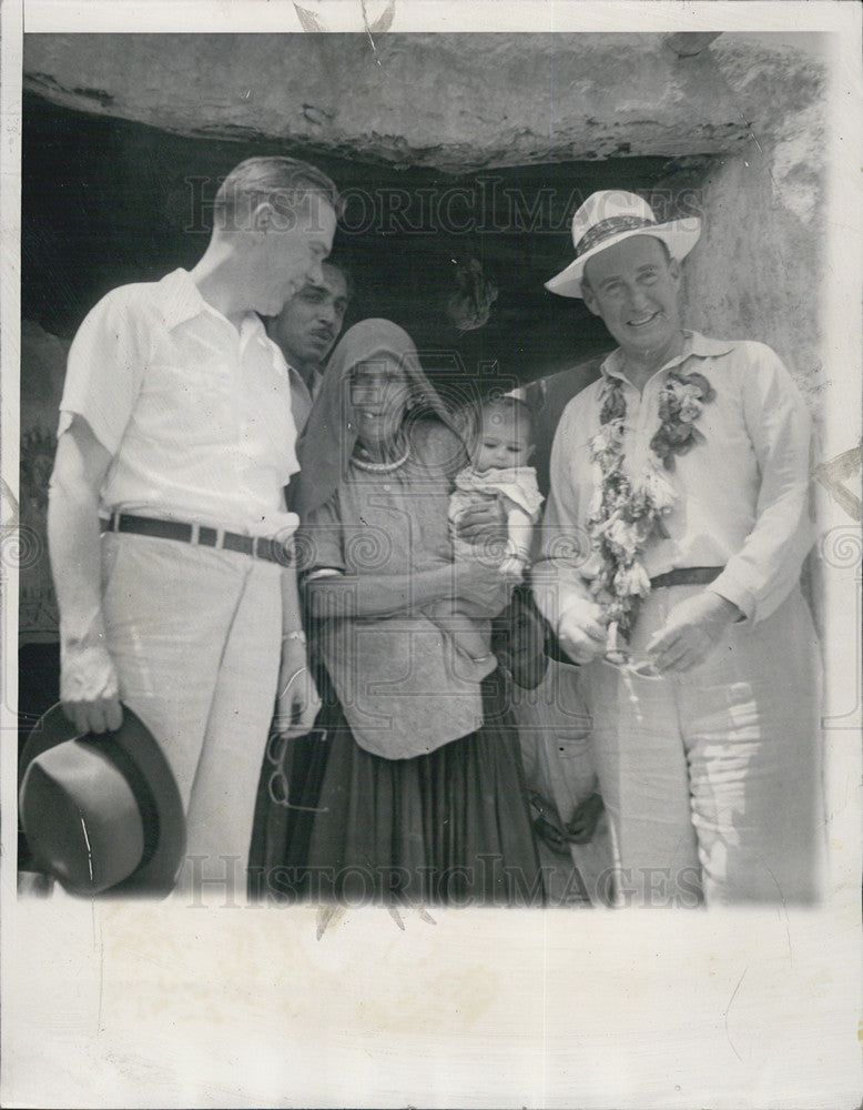 1953 Press Photo Adlai Stevenson former Gov. of IL, talks with a woman in India. - Historic Images