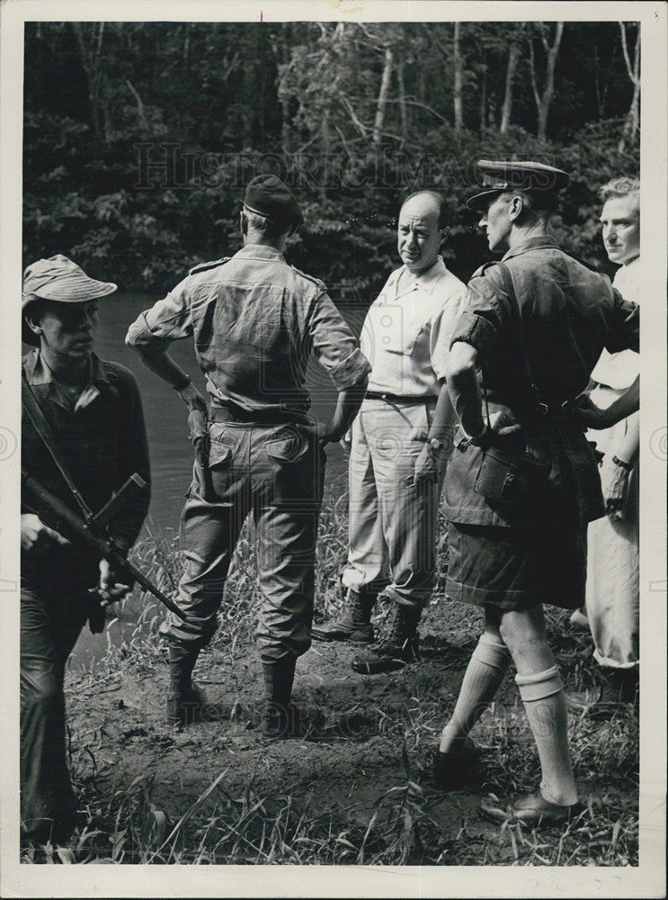 1953 Press Photo Adlai Stevenson and a British Soldier returning from a patrol - Historic Images