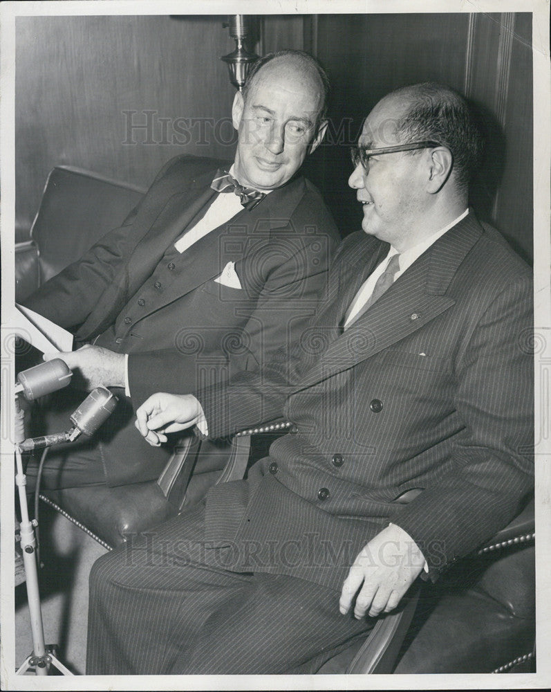 1957 Press Photo Adlai Stevenson with Japanese Prof. Dr. Masefeshi Matsushite - Historic Images