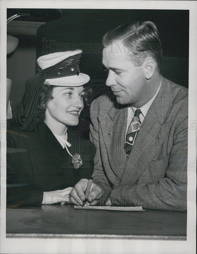 1946 Press Photo Genevieve Sullivan and fiance Murray Davidson - Historic Images