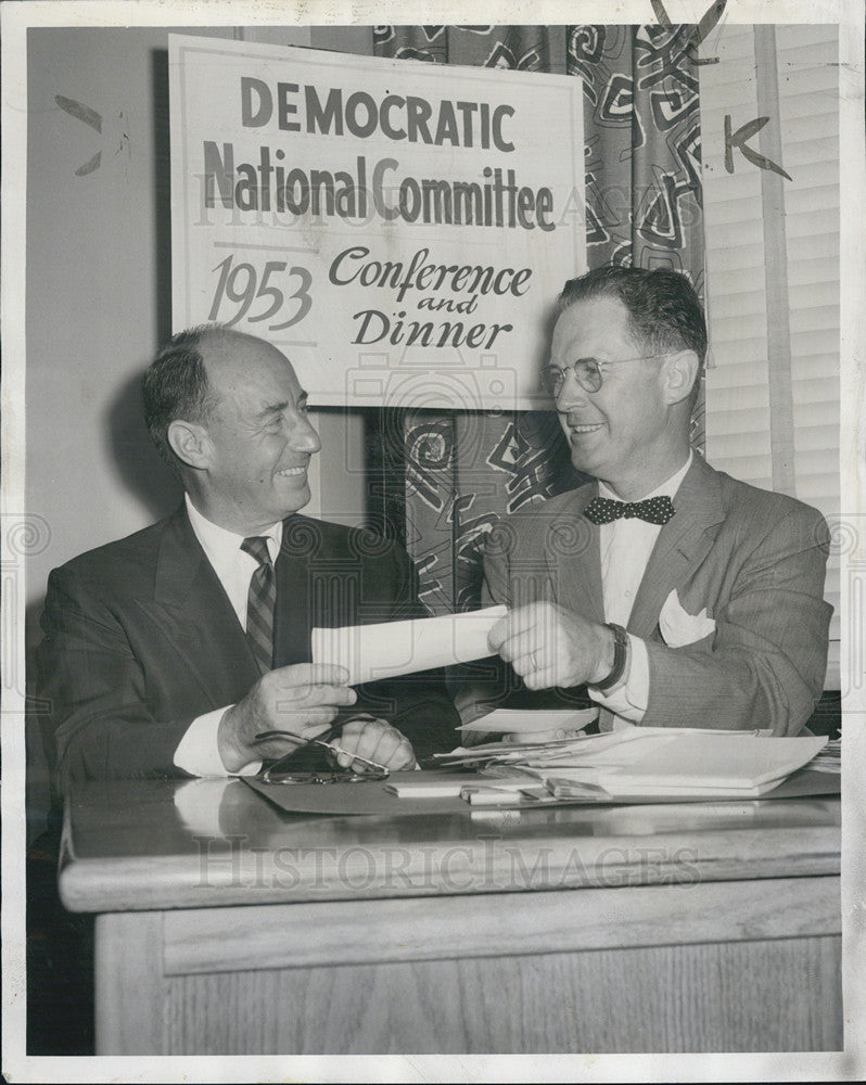 1953 Press Photo of Adlai Stevenson making contribution at Democratic Nat Com - Historic Images