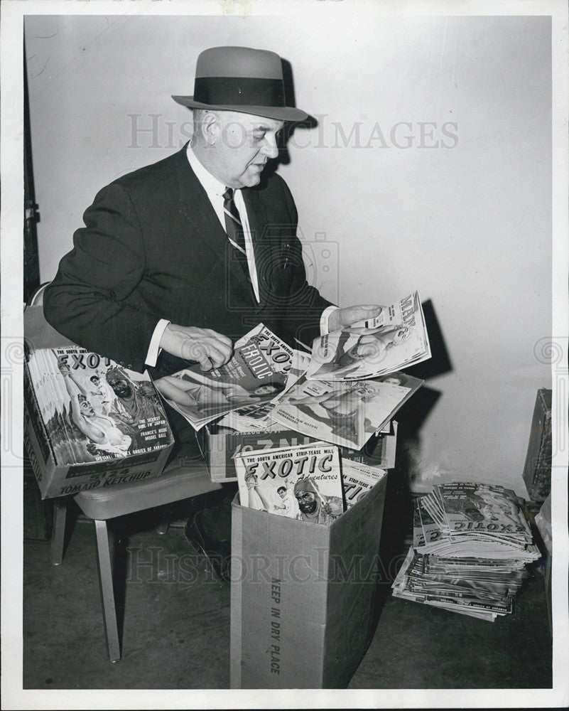 1959 Press Photo Det Walter McTigue Looking over Confiscated Materials - Historic Images