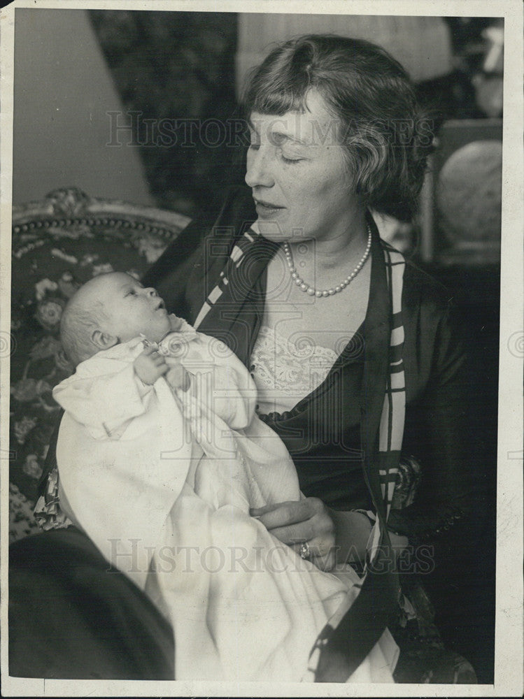 Press Photo Lady with baby - Historic Images