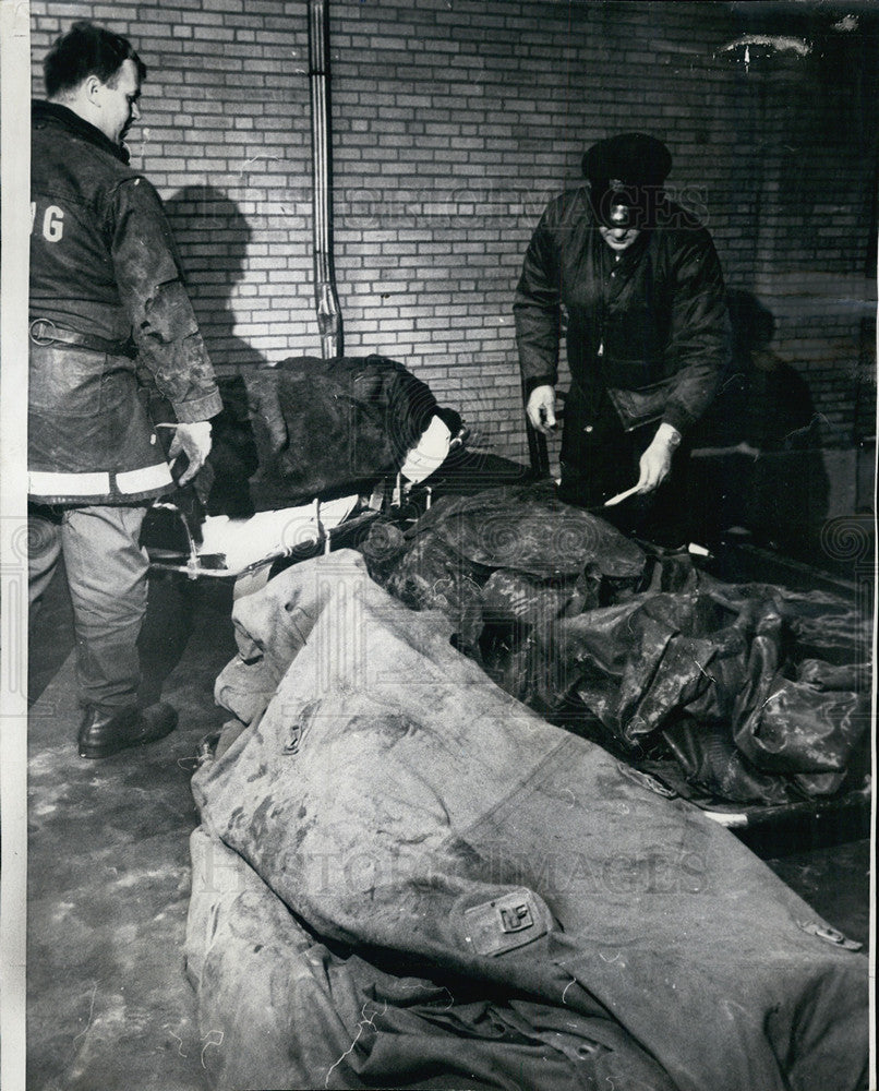 1972 Press Photo Bodies of Crash Victims Going to Cook County Morgue - Historic Images