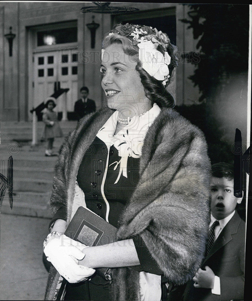 1960 Press Photo Mrs. Walton McGuire attends mass at Faith,Hope &amp; Charity Church - Historic Images