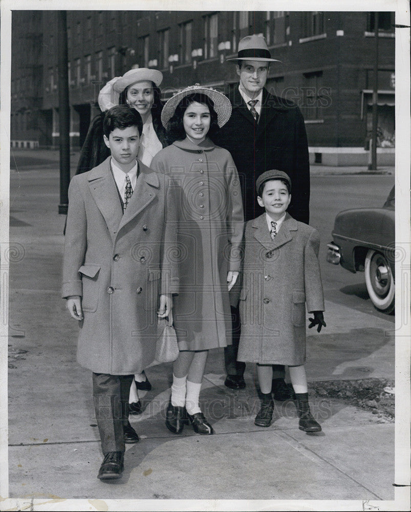 1951 Press Photo John McGuire &amp; Family - Historic Images