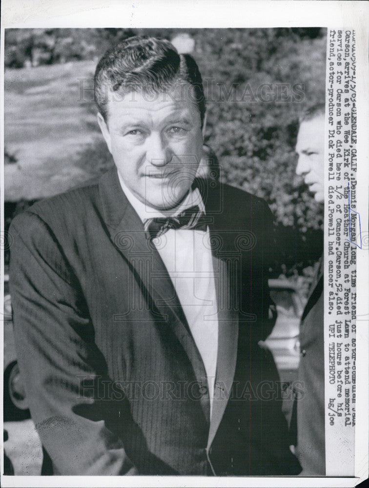 1965 Press Photo Dennis Morgan attends service for Carson - Historic Images