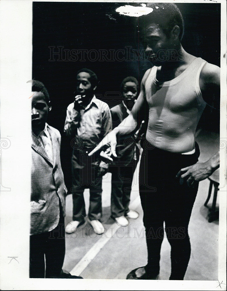 1970 Press Photo Earnest Morgan talks with children about his performance. - Historic Images