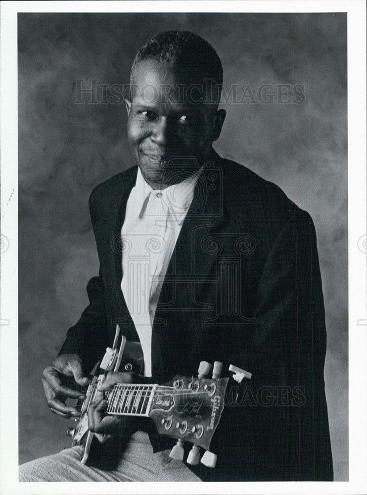 1995 Press Photo Bluesman Johnny B. Moore performs in &quot;Speaking the Blues.&quot; - Historic Images