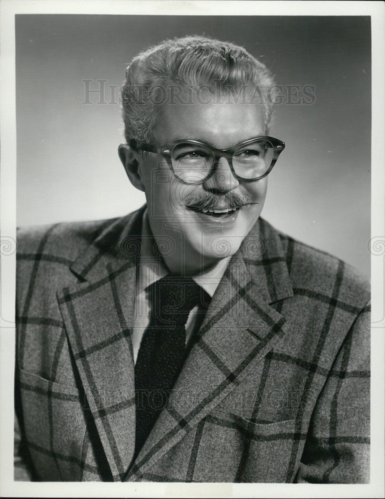 1953 Press Photo Tom Moore takes over as emcee in WGN-TV&#39;s show &quot;Hi Ladies.&quot; - Historic Images