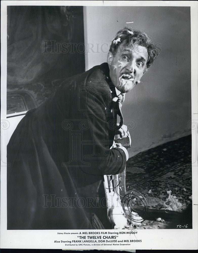 1970 Press Photo Ron Moody stars in &quot;The Twelve Chairs.&quot; - Historic Images