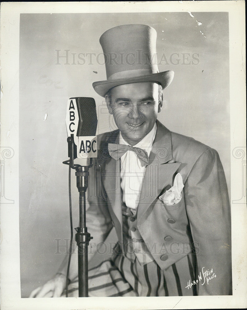 1946 Press Photo Radio Announcer Johnny Olsen - Historic Images