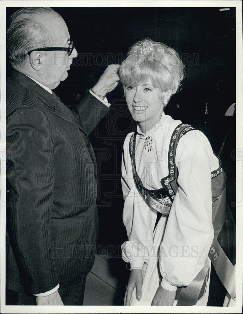 1966 Press Photo Georgia Olsen chosen Holiday Folk Fair Queen - Historic Images