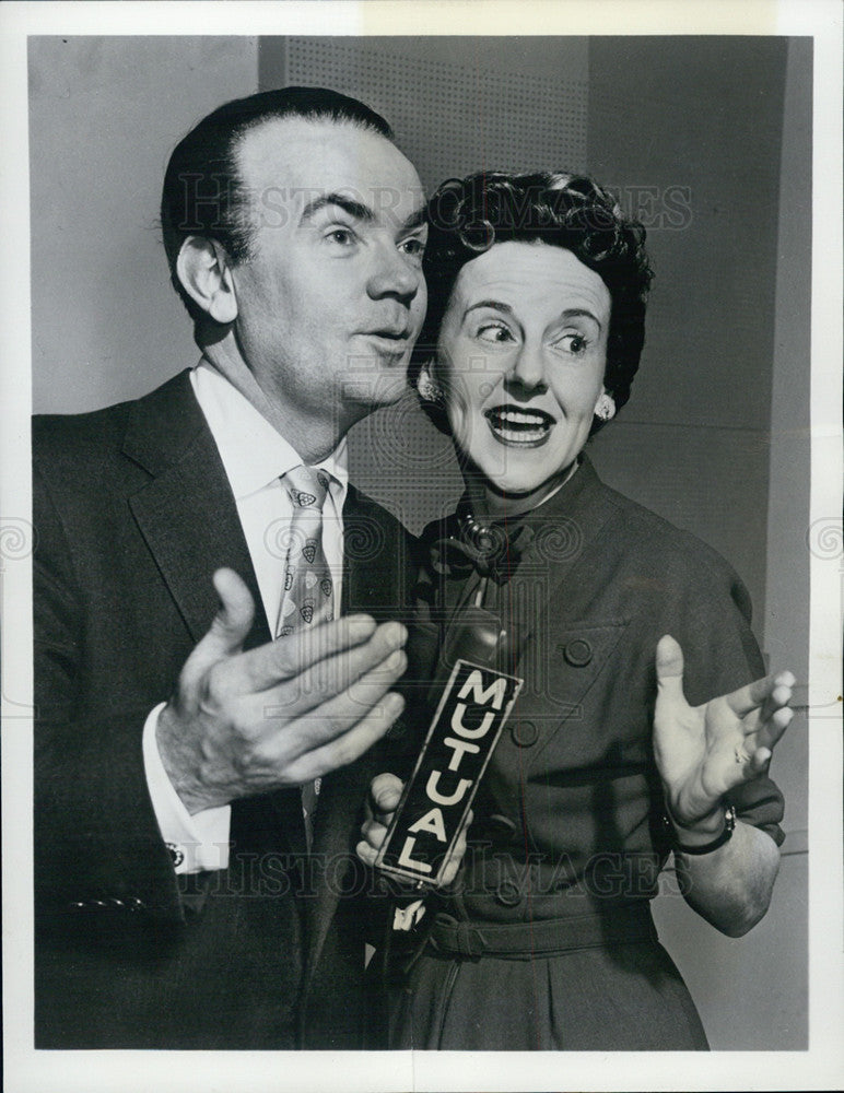 1954 Press Photo Johnny Olsen and his wife Penny on &quot;the Johnny Olsen Show&quot; - Historic Images