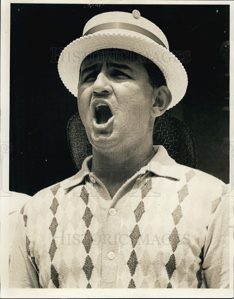 1966 Press Photo Member of Barbershop quartet sings in Civic Center. - Historic Images