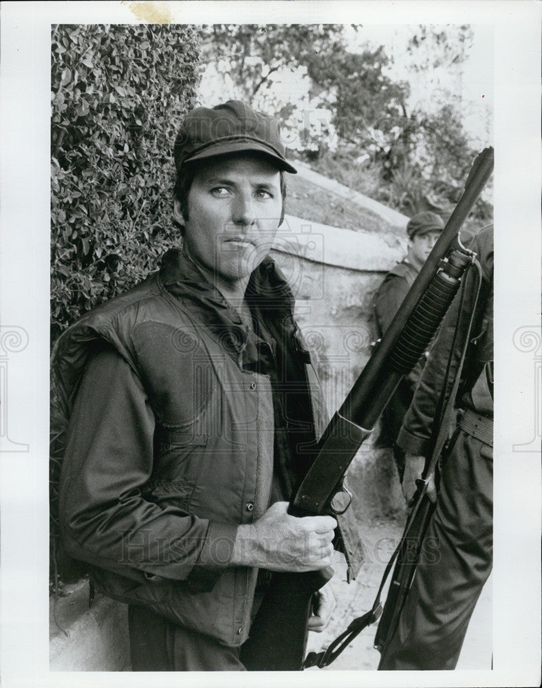 1975 Press Photo Joseph Wambaugh makes his acting debut in Incident in Kill Zone - Historic Images