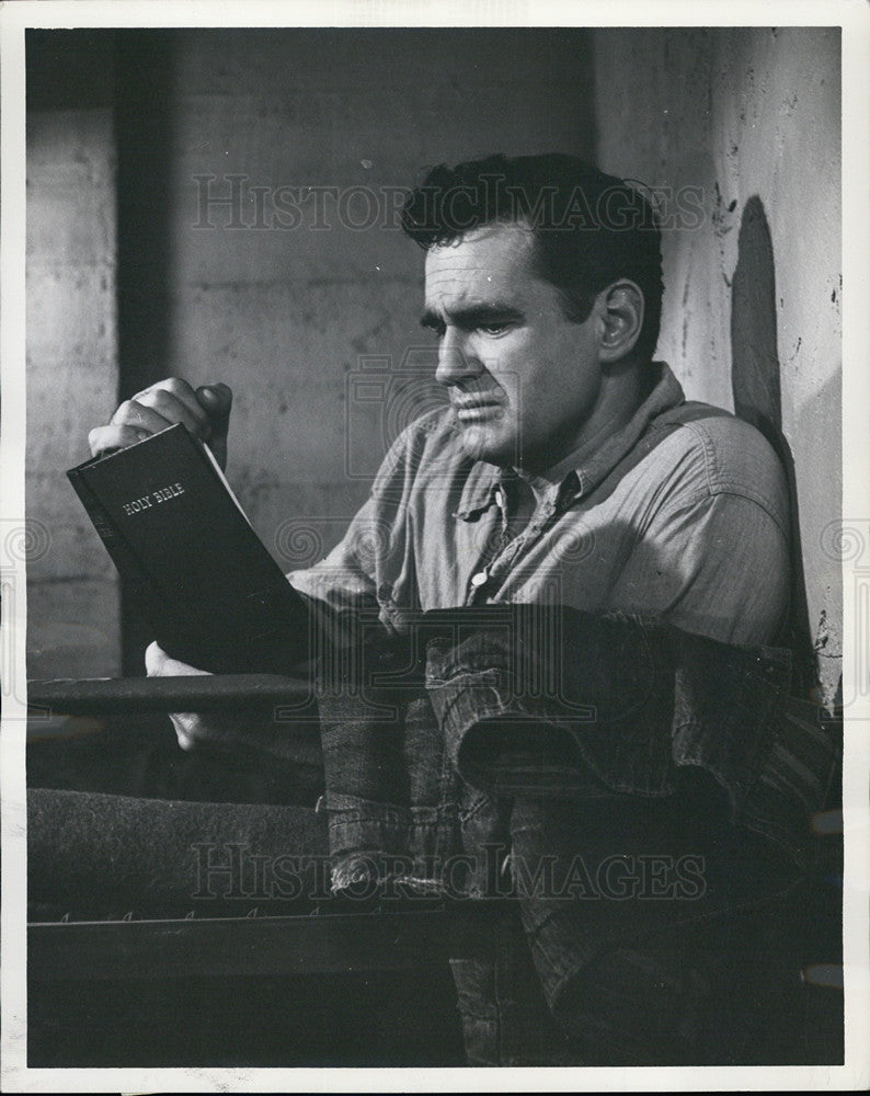 1956 Press Photo Jeff Morrow stars as Rev. Don Benedict in &quot;Pavement Pastor.&quot; - Historic Images