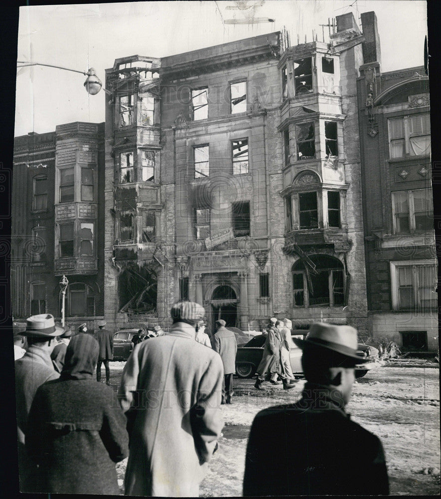 1958 Press Photo Spectators observe a burning building at Lake Park. - Historic Images