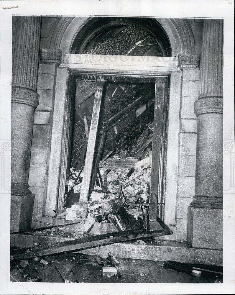 1958 Press Photo Debris from upper floors blocked front entrance of flaming building - Historic Images