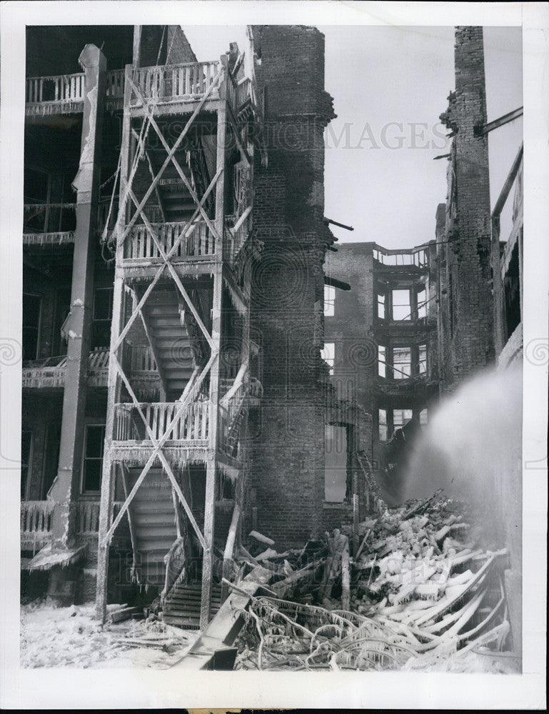 1958 Press Photo Rear view of building&#39;s ruin after bomb blast - Historic Images