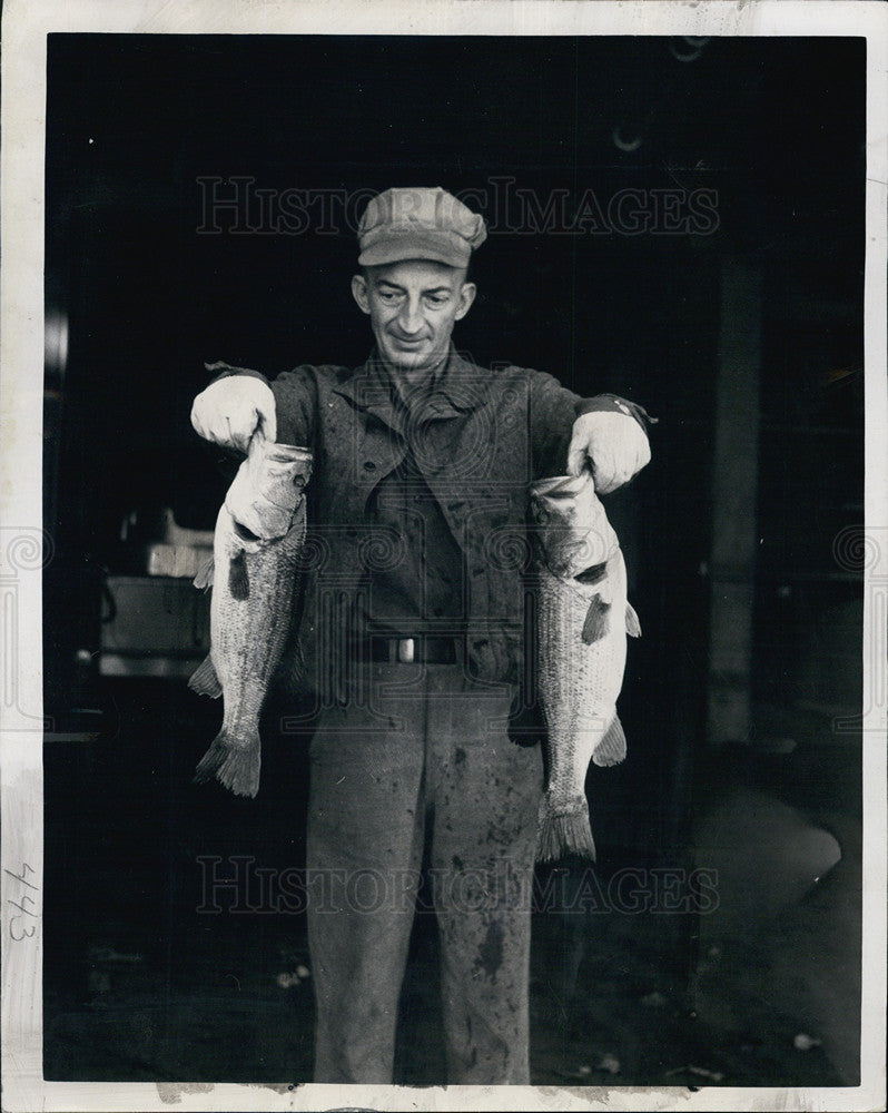 1946 Press Photo Fisherman Lester &quot;Ole&quot; Heater holds up two pound bass. - Historic Images