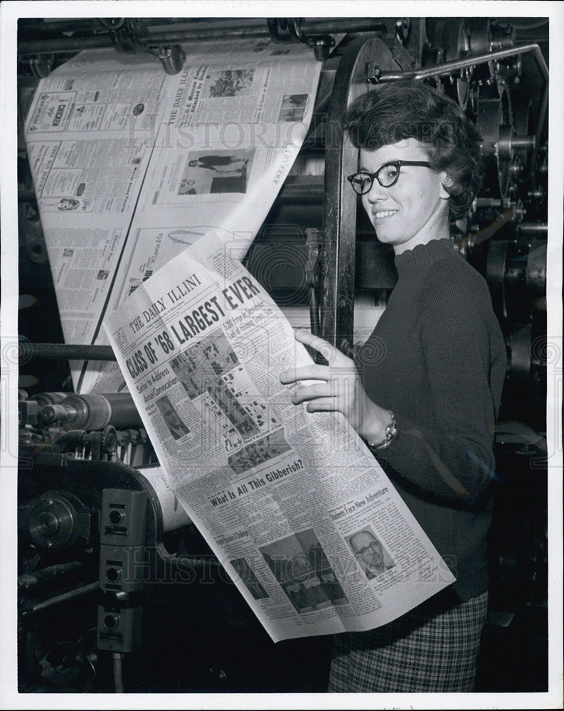 1965 Press Photo Dixie Cowan University of Illinois senior reading The Daily Illini - Historic Images