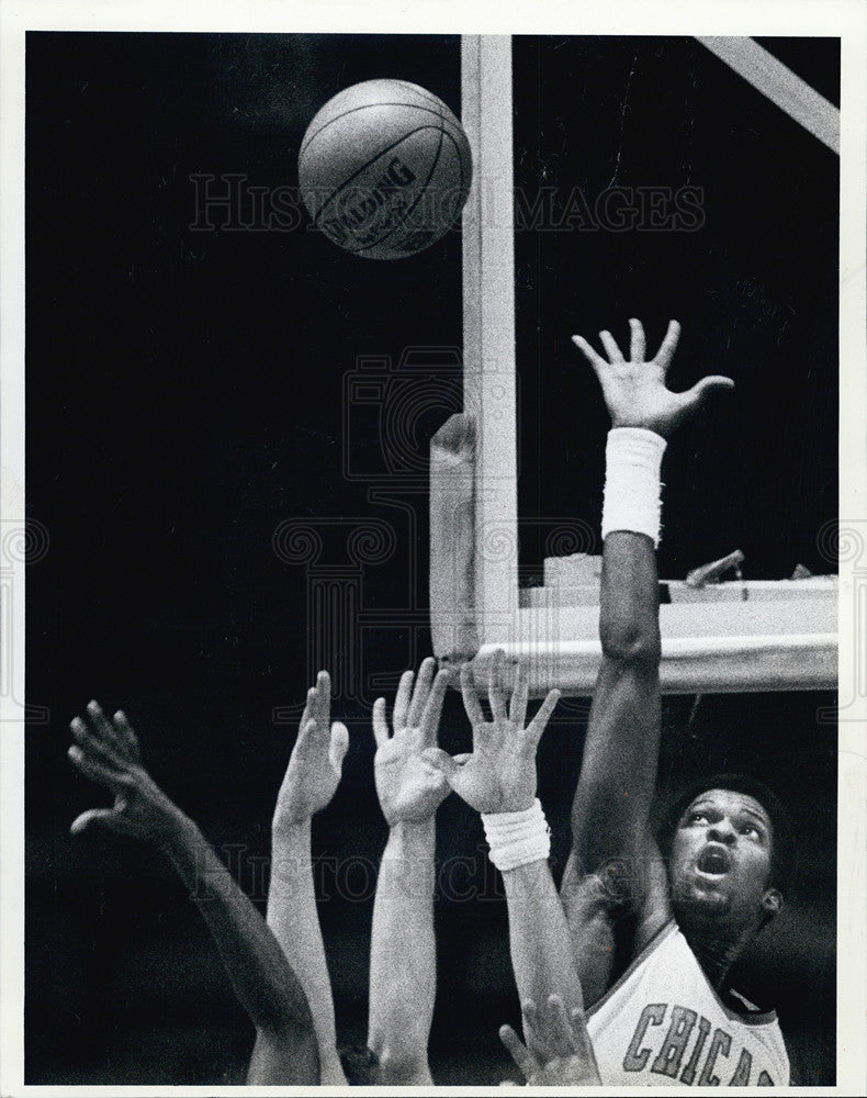 1983 Press Photo Darryl Rice leaps to block ball during Wisconsin_Illinois game - Historic Images