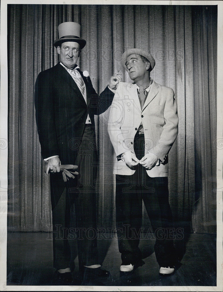 1961 Press Photo Actor Tom Roston and Garry Moore - Historic Images