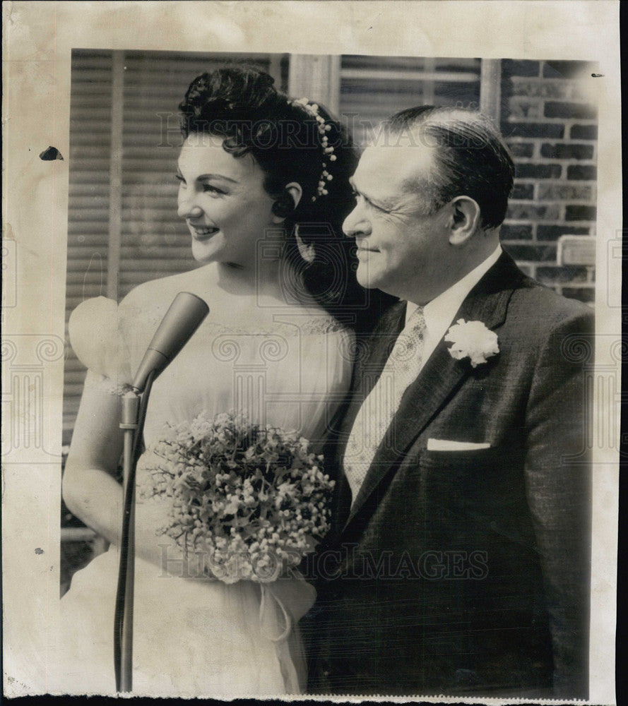 1955 Press Photo Marion Marlowe &amp; Larry Puck pose outside home after wedding - Historic Images