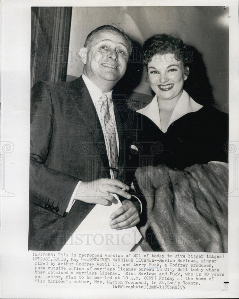 1955 Press Photo  Marion Marlowe &amp; Larry Puck pose after obtaining wedding license - Historic Images