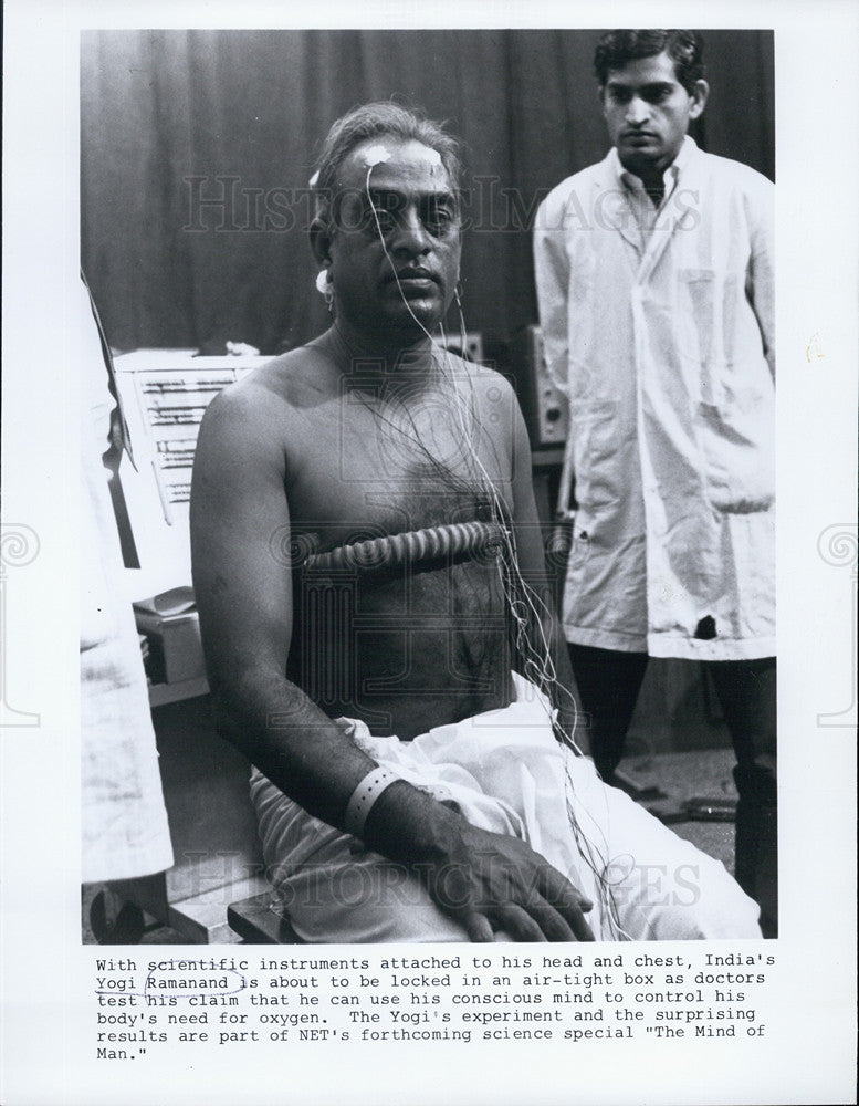 1970 Press Photo Yogi Ramanand As Doctors Test Mind Control of Need for Oxygen - Historic Images