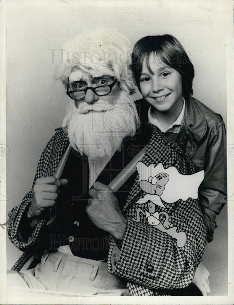 1983 Press Photo Dick Van Dyke &amp; Keith Mitchell in &quot;CBS Library&quot; - Historic Images