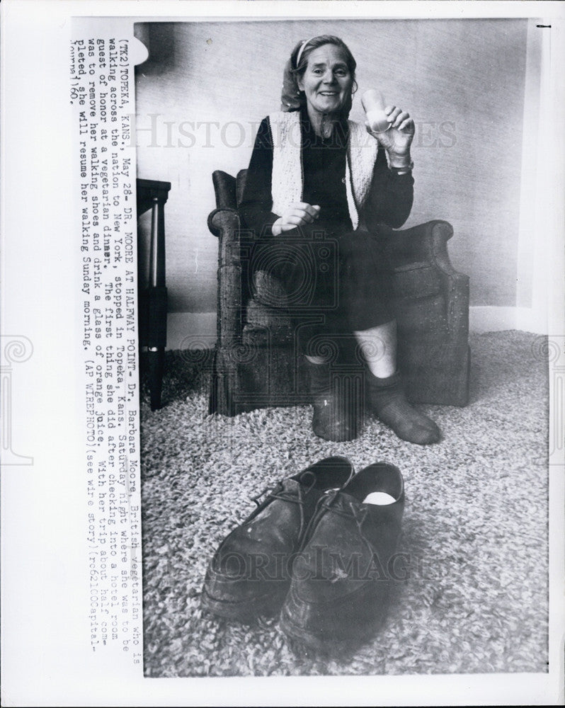 1960 Press Photo Dr. Barbara Moore British Vegetarian take off her shoes. - Historic Images