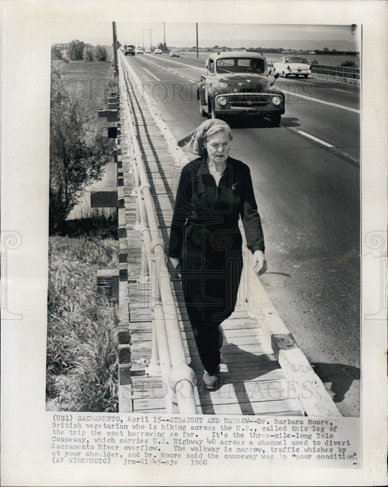 1960 Press Photo Dr. Barbara Moore hiking across the U.S. - Historic Images