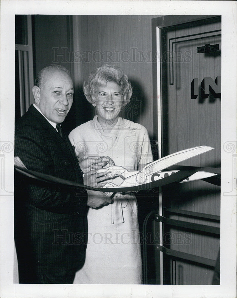 1963 Press Photo Actor George Raft And Mrs. J. Arnold Kelly Cuts Ribbon Chicago - Historic Images