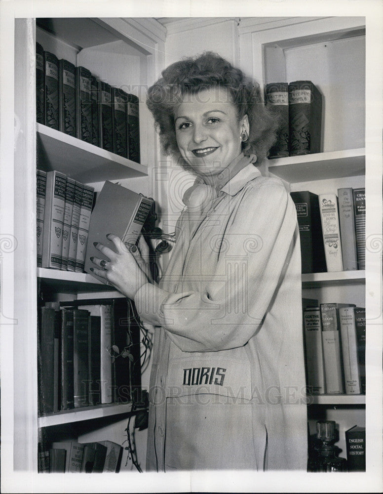 1943 Press Photo Actress Doris Nolan at home in her library - Historic Images