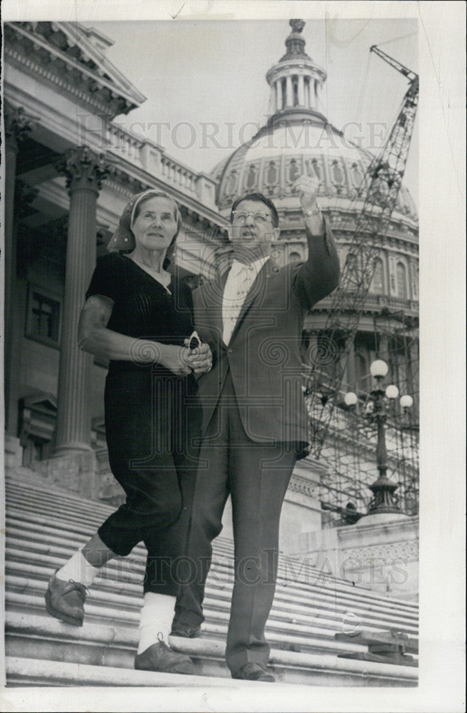 1960 Press Photo Dr. Barbara Moore &amp; Sen. Vance Hartke - Historic Images