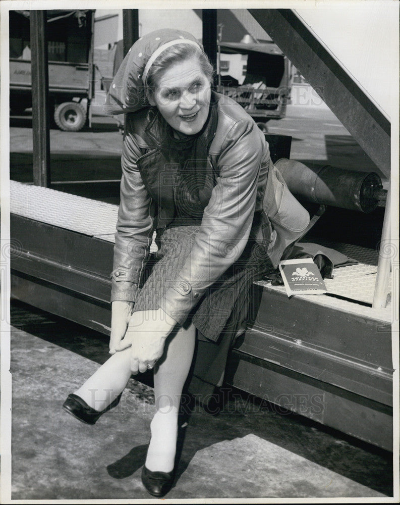 1960 Press Photo Barbara Moore prepares for cross-country walk - Historic Images