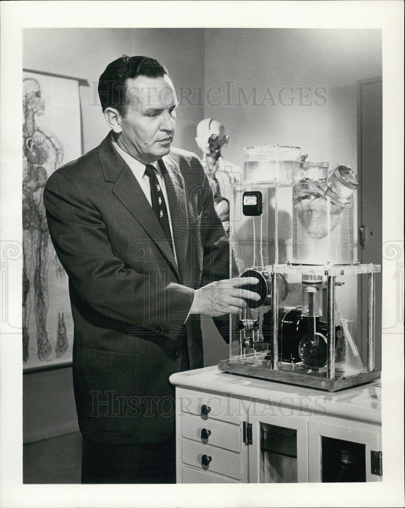 1957 Press Photo Irwin A. Moon, heart monitor equipment - Historic Images