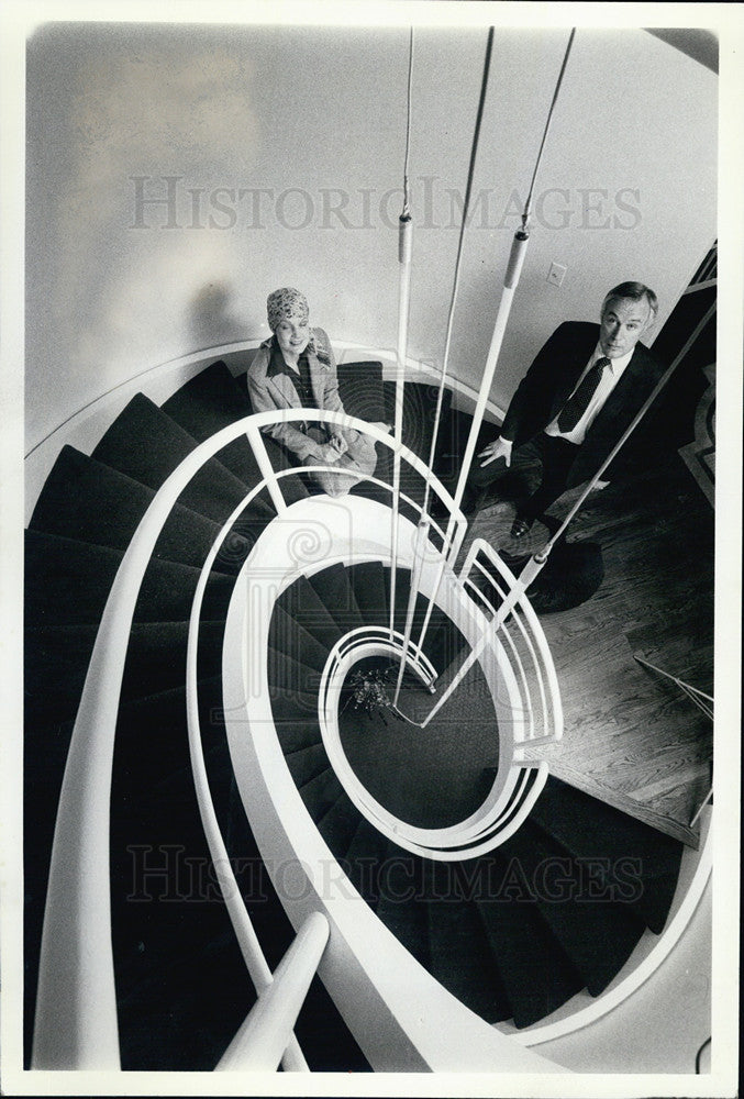 1981 Press Photo Architect Ralph Youngren  and wife on staircase he designed - Historic Images