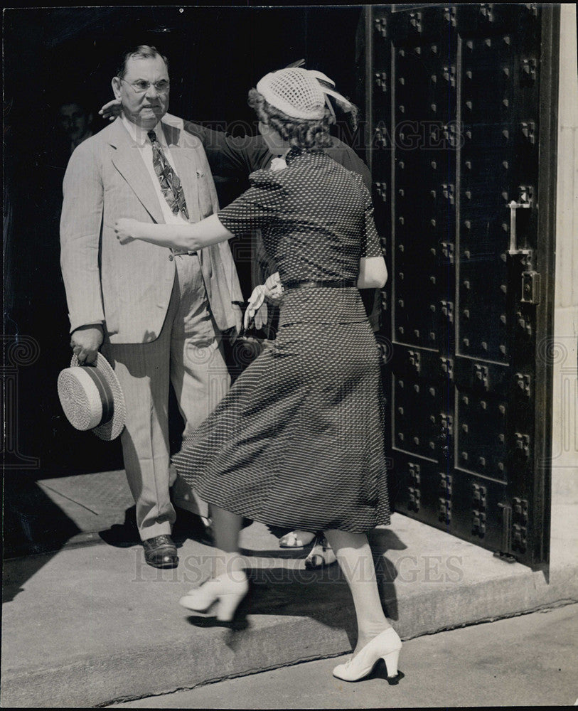 1939 Press Photo John Raklio and wife Mary as he leaves jail - Historic Images