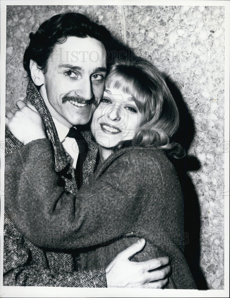 Press Photo Robin Ramsay, star of &quot;Oliver&quot;, and fiancee, Barbara Bossert - Historic Images