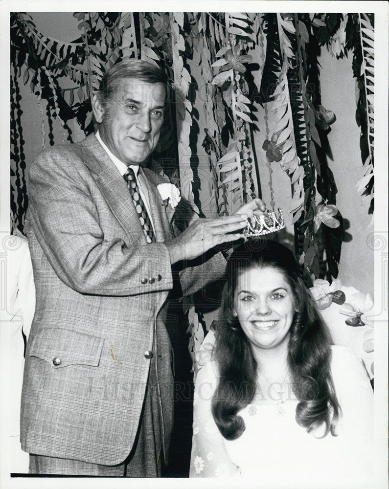 1972 Press Photo Miss Ellen Qualkenbush crowned Miss USO by Howard Miller - Historic Images