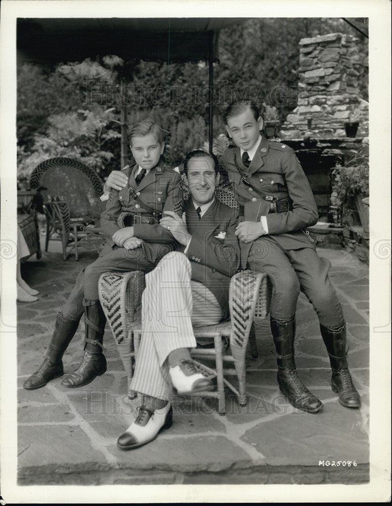 Press Photo Actor John Miljan with his adopted sons Richard and Robert - Historic Images