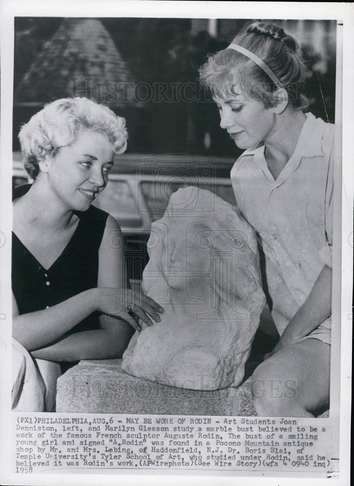 1958 Press Photo art students Joan Denniston Marilyn Gleason marble bust work - Historic Images