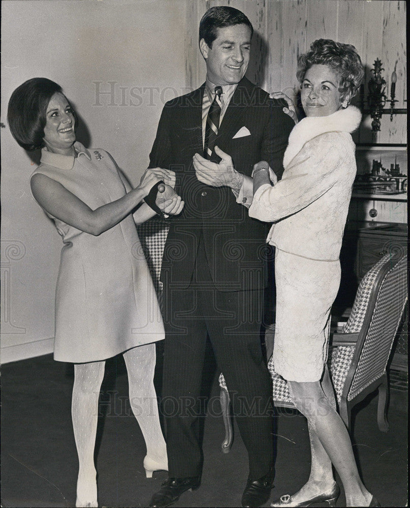 1968 Press Photo Mrs. Roger Bensinger dancing actor Hugh O'Brien United - Historic Images