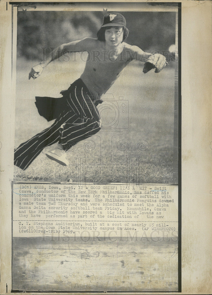 1969 Press Photo Seiji Ozawak New York Philharmonic softball game - Historic Images